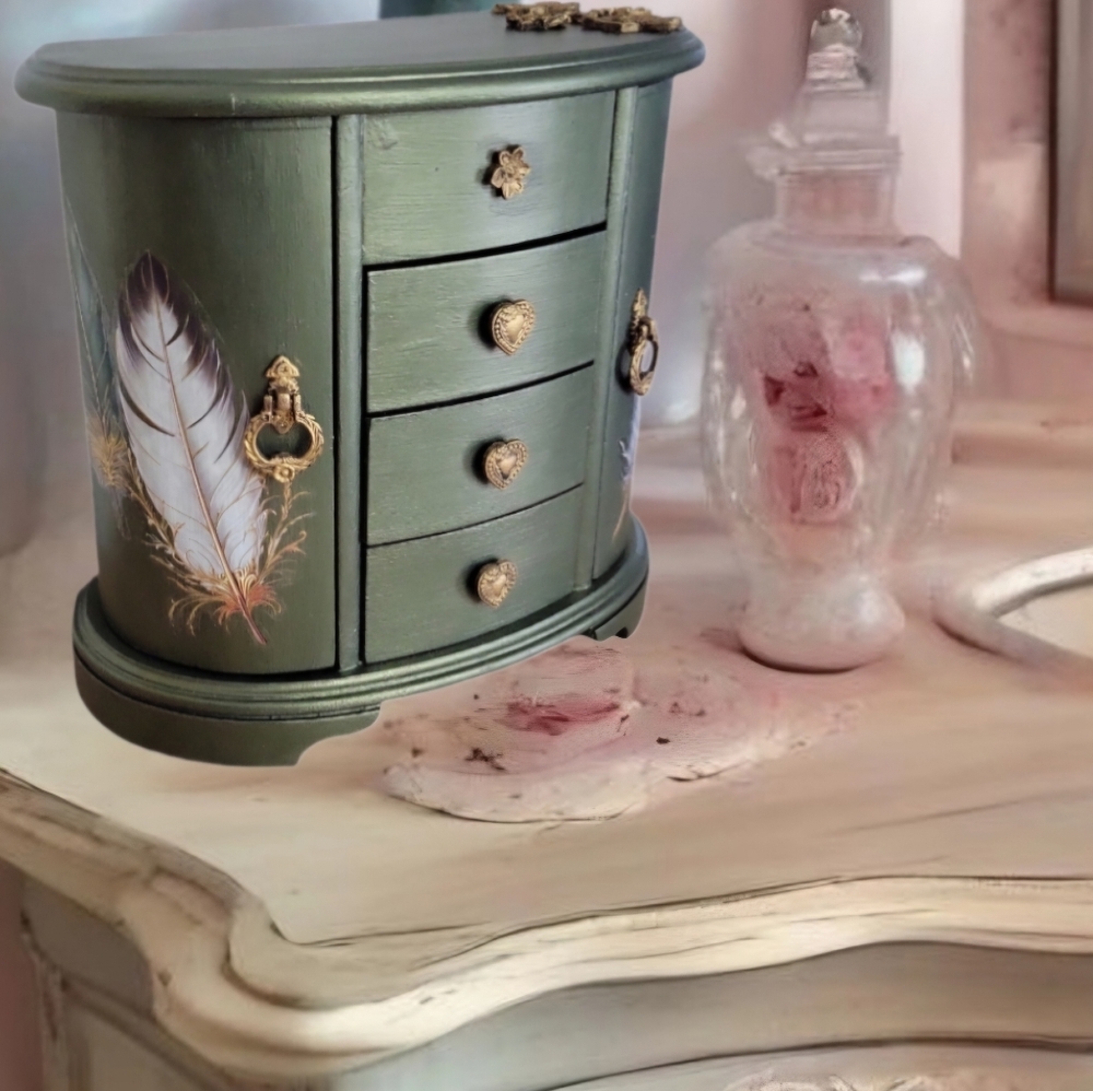 Elegant Green Jewelry Organizer with Gold Accents